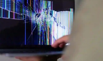 دليلك عن مشاكل شاشة الكمبيوتر الشائعة وكيفية إصلاحها بسهولة